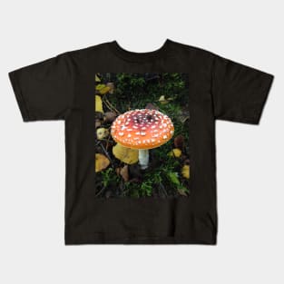 Fairy Fungus Toadstool Village - Foraging for Food? Be careful what you eat!! Kids T-Shirt